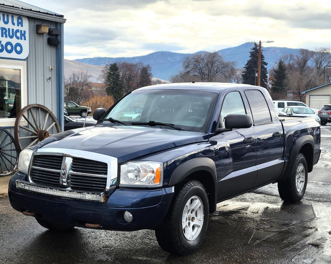 2006 Blue /Tan Dodge Dakota (1D7HW48N26S) with an 4.7L V8 engine, Automatic transmission, located at 450 N Russell, Missoula, MT, 59801, (406) 543-6600, 46.874496, -114.017433 - Great Running 4 Wheel Drive. Air. Cruise. Tilt. Power Windows and Locks. Power Drivers Seat. Newer Tires. Hard Cover over the Bed. - Photo#1